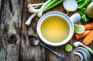 caldo casero de carne y verduras